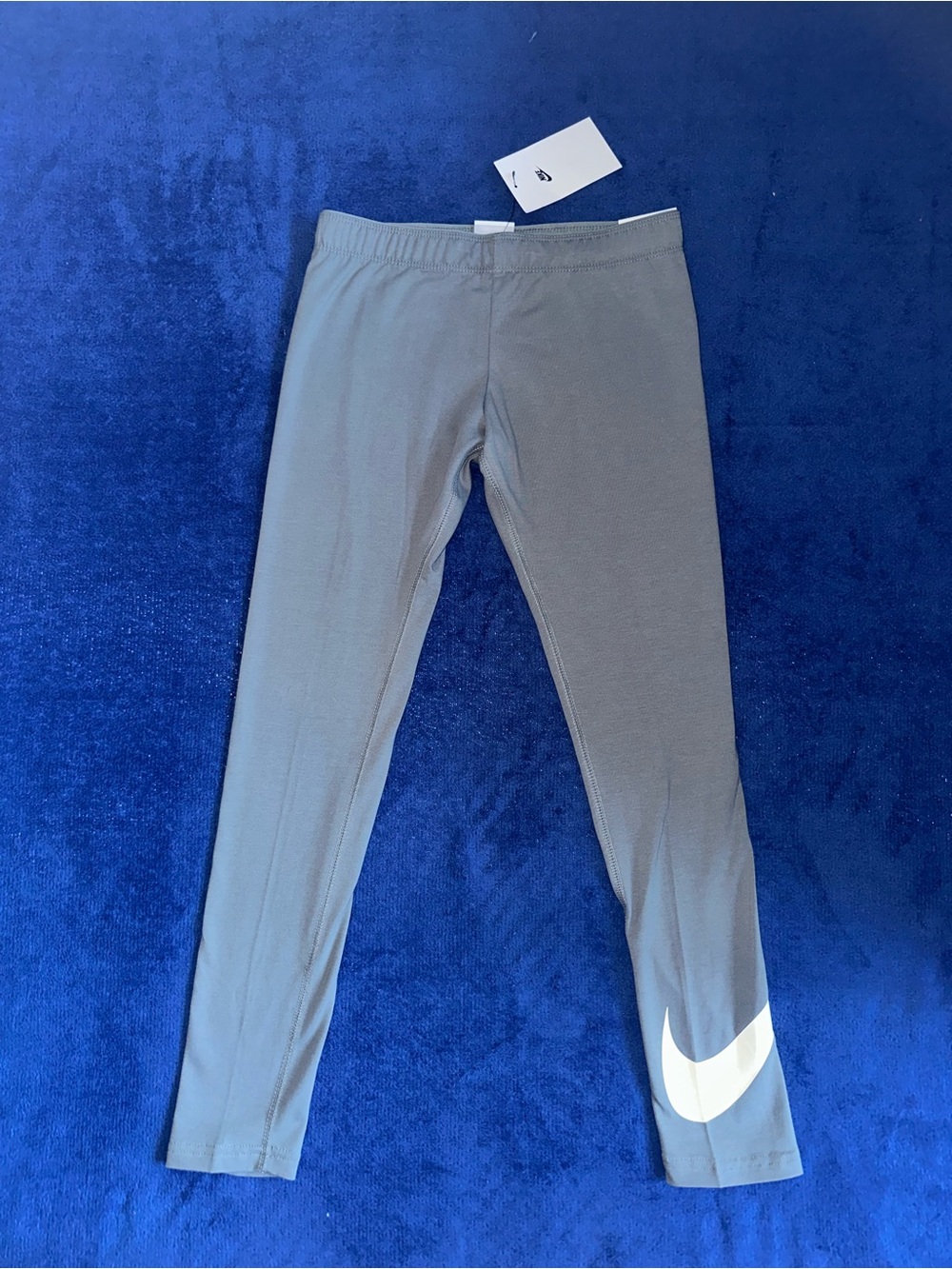New Nike Girls Favorites Swoosh Gray Leggings Size Medium M NWT AR4076-084 basic